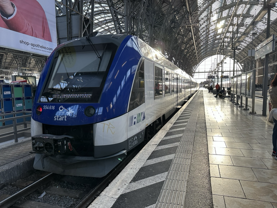 Zwei Wasserstoff-LINT stehen in Frankfurt Hbf auf Gleis 22 bereit