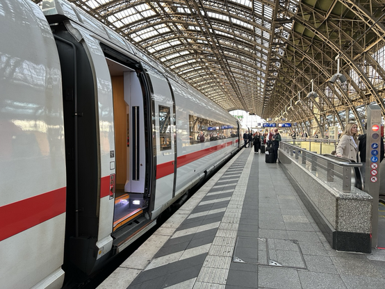 Ein ICE 3 neo wartet in Köln Hbf auf die Abfahrt