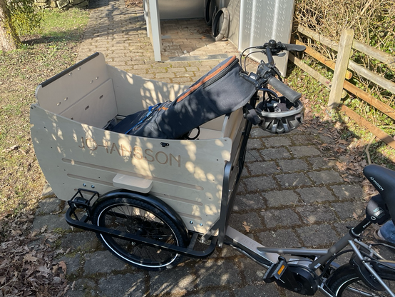 lastendreirad mit gitarre im laderaum