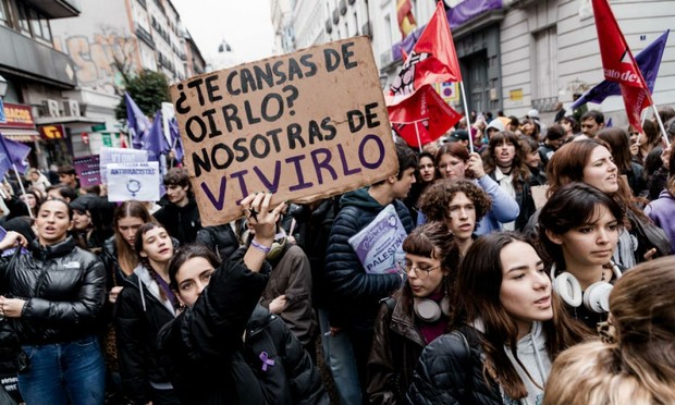 Pancarta feminista durante la manifestación del 8M en Madrid (Europa Press via Getty Images)