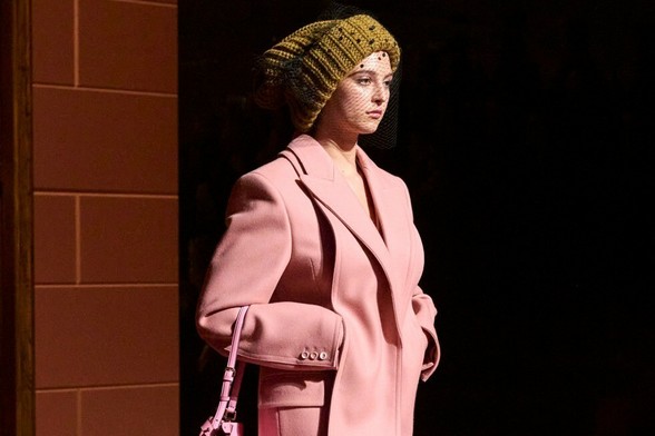 フェンディ 25-26年秋冬コレクション - 100年の歴史と記憶を巡って - ファッションプレス