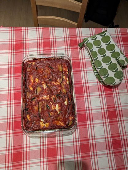 A picture of an eggplant parmigiana. Una foto di una parmigiana di melanzane.