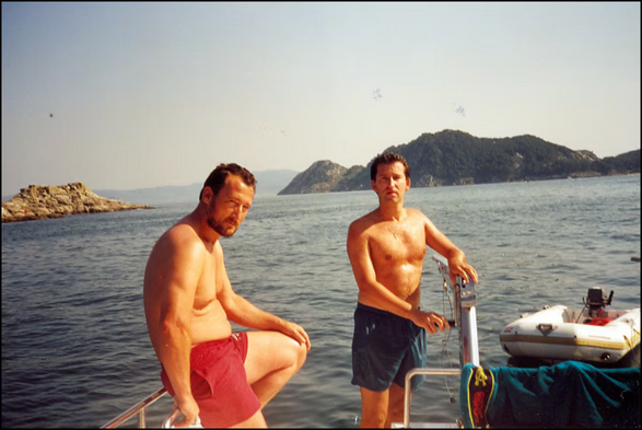 Verano de 1995. Fotografía en color. Alberto Núñez Feijóo y el narcotraficante Marcial Dorado navegando en un barco.