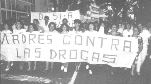 Fotografía en blanco y negro. Manifestación 'Madres contras las drogas'.