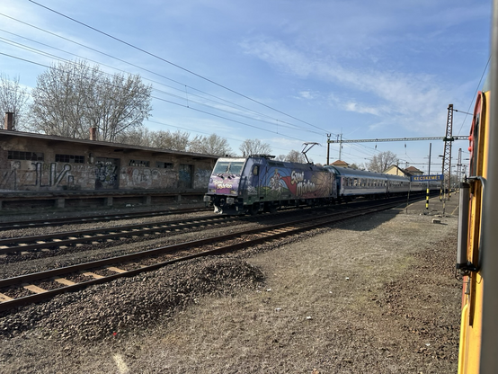 IC nach Szeged bei der Ausfahrt in Kecskemét