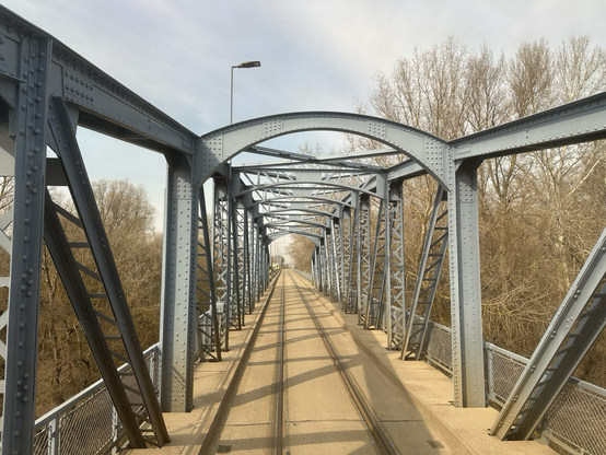 Tiszabrücke mit Gleis in der Straße hinter Kisköre