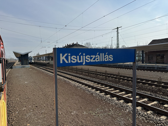 Großes Bahnhofsschild bei der Einfahrt in Kisújszállás