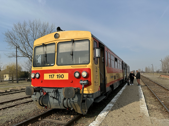 Brotbüchse mit Beiwagen beim Aufenthalt in Kisköre