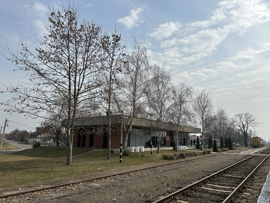 Das gesamte Bahnhofsensemble schräg von der Seite