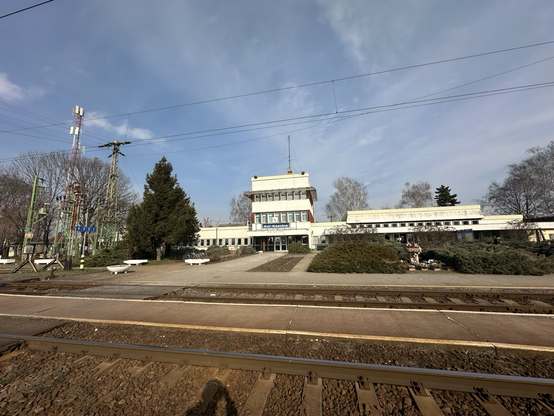Das Bahnhofsgebäude von der Gleisseite aus