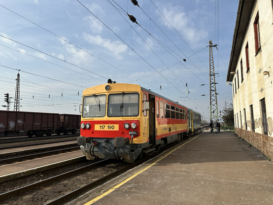Frontansicht der Brotbüchse am Hausbahnsteig