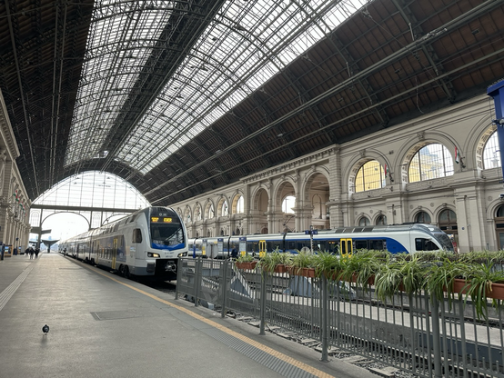 Mein KISS und rechts ein FLIRT in der Bahnhofshalle