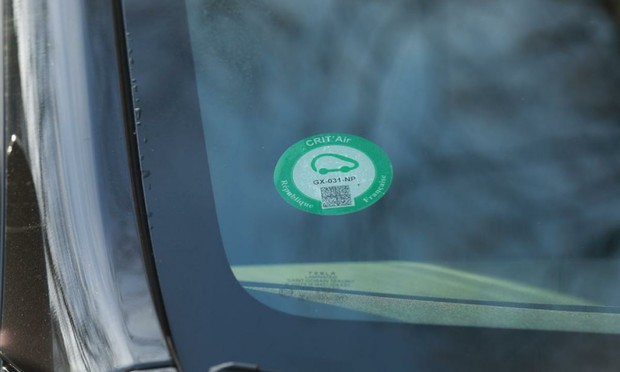 Etiqueta medioambiental de Francia (Crit’Air). (Mohamad Salaheldin Abdelg Alsayed/Anadolu via Getty Images)