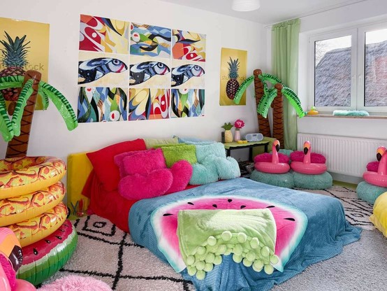 Ein Schlafzimmer mit Palmen, Flamingos und auch sonst quietschbunt