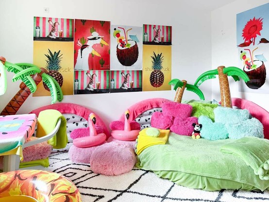 Ein Wohnzimmer mit Palmen, Flamingos und auch sonst quietschbunt
