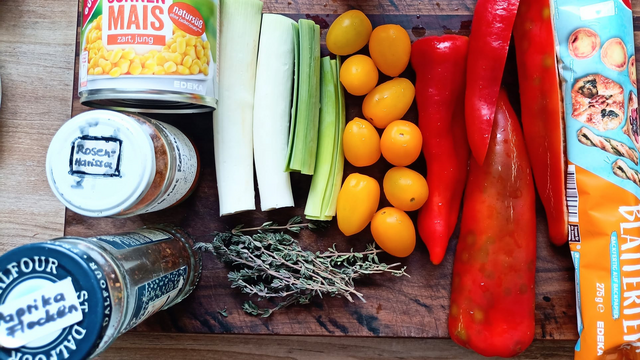 Die Zutaten vor dem Kochen noch angeschnitten auf dem Tisch