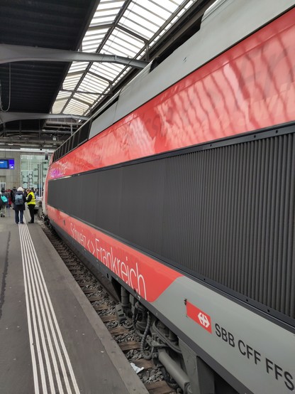 Foto. Triebkopf eines Zuges im Bahnhof.