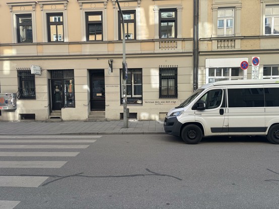 Fahrzeug parkt sichtbehindernd vor Zebrastreifen