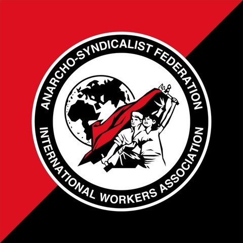 rot-schwarzer Hintergrund mit Logo der Anarcho-Syndicalist Federation (ASF-IAA) mit Graphik von zwei Arbeiter*innen, die eine rot-schwarze Fahne halten, im Hintergrund die Erdkugel