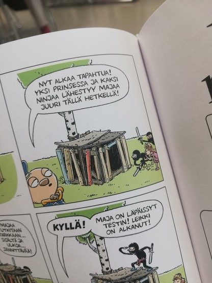 Kuva Tatu ja Patu pihalla -kirjasta, jossa Patu on saanut rakennettua majan ja huomaa, että sitä lähestyy parhaillaan joukko lapsia, joista yksi on pukeutunut prinsessaksi ja kaksi muuta ninjaksi.