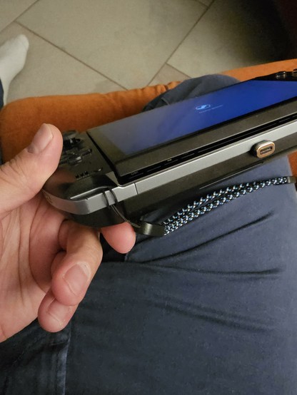 Console GPD Win 4 where we can see the screen uplifted by the swollen battery inside the device.