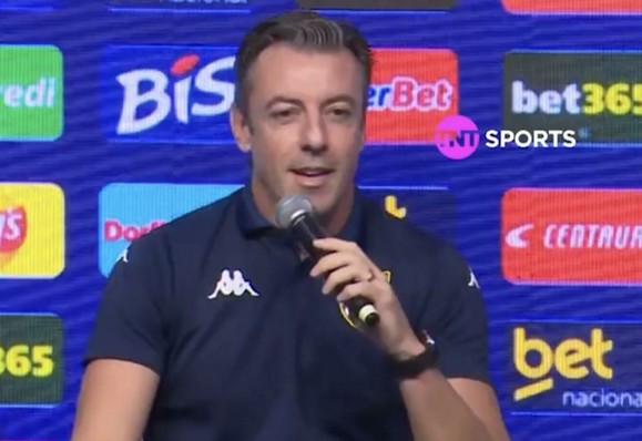 Árbitro Claus em um coletiva
