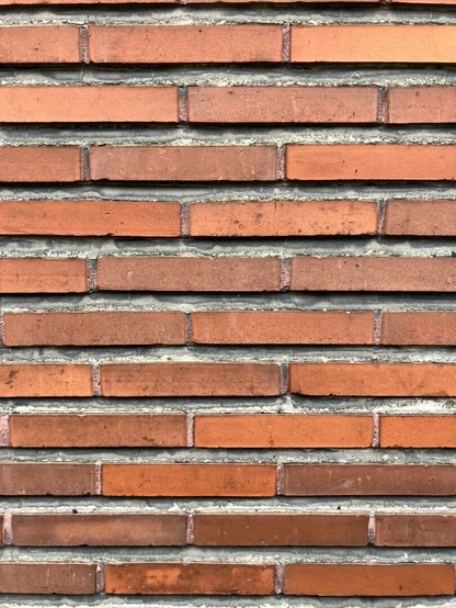 Muur van langwerpige rode bakstenen