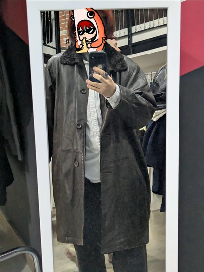 Una foto mia con una chaqueta larga de cuero/piel
