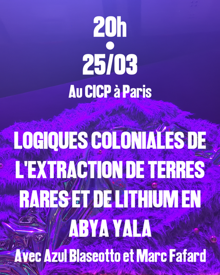 Affiche de la soirée avec les informations du titre, des invités, de l'heure et du lieu, sur fond bleu-violet avec des formes abstraites ressemblant  à de la fourrure, de l'herbe, du plastique brillant ou du papier aluminium froissé.