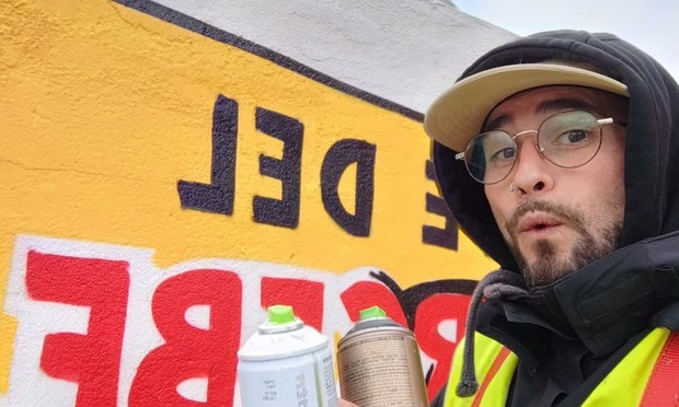 El artista urbano Kerudekolorz completando el mural de Ibáñez. (Kerudekolorz)