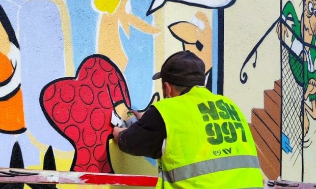 El artista NSN997 pintando el mural. (Kerudekolorz)