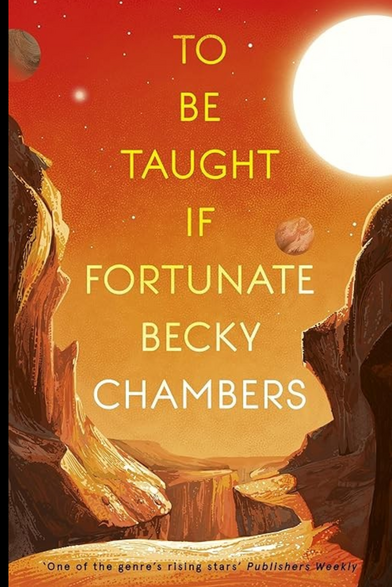 Book cover van "To be taught if Fortunate". Een grote witte zon brandt op een dorre planeet of maan met een groot ravijn en kliffen. Twee andere manen of planeten zijn zichtbaar in een oranje hemel.