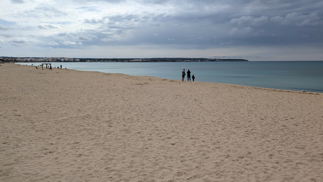 Der Strand und das Mittelmeer, Playa de Palma, Mallorca. Bei grauem Himmel.