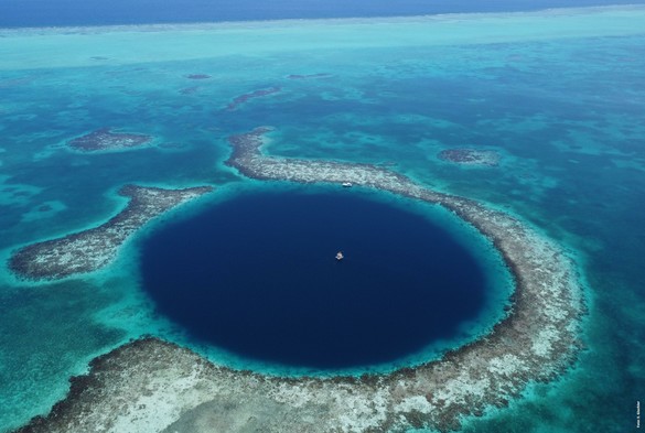 Luftaufnahme des Great Blue Hole vor der Küste des mittelamerikanischen Staates Belize