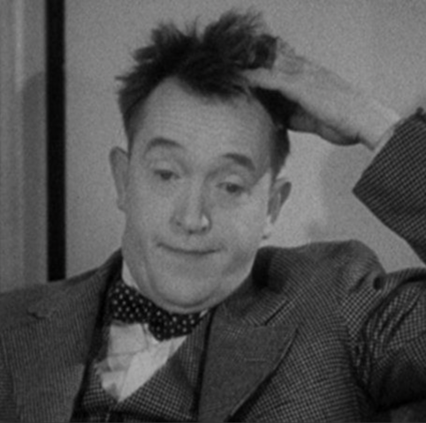 Stan Laurel krabt zich het hoofd uit twijfel