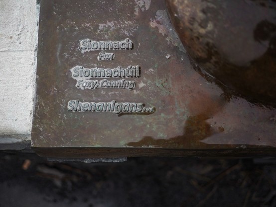 Inscriptions at the foot of the fox statue.