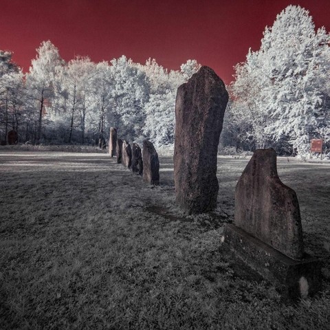 Des menhirs sous un ciel rouge
