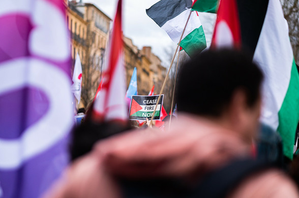 Au millieu de la manif et des drapeau, une petite pancarte Cease Fire Now