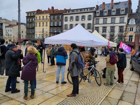 Petite foule devant les barnums