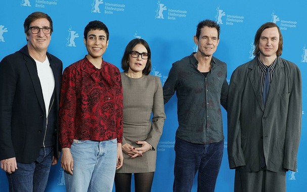 Screenshot 23.03.2025 Filmcrew  "Das Licht"

V. l. n. r. Produzent Uwe Schott, Tala Al-Deen, Nicolette Krebitz, Tom Tykwer und Lars Eidinger bei der Präsentation des Films auf der Berlinale

https://de.wikipedia.org/wiki/Das_Licht_(2025)#/media/Datei:Filmcrew_of_Das_Licht.jpg