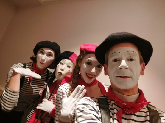 Selfie de votre serviteur avec Charlotte Jouslin, Anya Opshinsky et Hanako Danjo à Paris au Grand-Hôtel Intercontinental, 4 artistes Mimes en coulisses le visage fardé de blanc, bérets sur la tête, marinière et bretelles, le costume devenu classique des Mimes parisiens·nes.