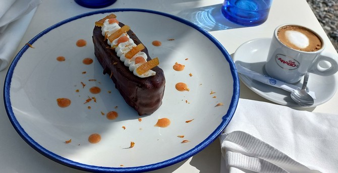 Nachtisch mit Schokolade und Blutorange, daneben ein Espresso