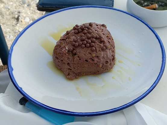 Nachtisch Mousse au chocolate mit Olivenöl und Salz