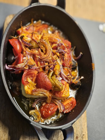 Das Bild zeigt eine köstliche Gerichtsvariante in einer schwarzen, ovalen Pfanne. Im Vordergrund befindet sich ein fettglänzendes Gemüsegericht, das aus roten Tomaten, roten Zwiebeln, grünen Paprikaschoten und möglicherweise schwarzen Oliven besteht. Die Zwiebeln sind leicht gebräunt und mit einer Kruste bedeckt, was auf eine gutes Braten- oder Rösten-Verfahren hinweist. Die Tomaten sind halbiert und haben eine leuchtend rote Farbe, während die Paprikaschoten eine leuchtende grüne Farbe aufweisen. Die Zutaten sind in einer Schicht angeordnet, die von einer dünnen Schicht Fett umgeben ist, was auf eine sorgfältige Zubereitung hinweist. Die Pfanne steht auf einem Holzbrett, das auf einem grauen Untergrund platziert ist. Die Farben des Gerichts sind lebendig und verleihen dem Bild eine appetitliche und einladende Atmosphäre.

Bereitgestellt von @altbot, privat und lokal generiert mit Ovis2-8B

🌱 Energieverbrauch: 0.287 Wh