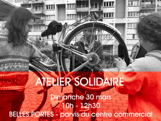 Trois personnes autour d'un vélo sur un pied d'atelier au quartier Belles Portes d'Hérouville.