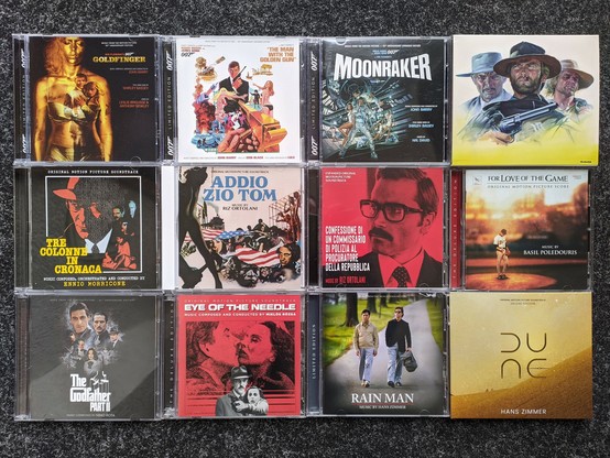 Horizontal und vertikal nahtlos aneinander gelegt insgesamt 12 CDs in drei Reihen, also jeweils vier je Reihe. Die 12 Cover zeigen Titel, einige Credits und vor allem Artwork der Filme, bei vier vor allem schwarze Töne, aber auch rote und gelbe Töne sind in jeweils zwei Covern stark dominierend, bei zweien weiß.
