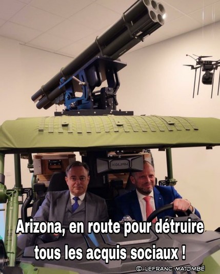 Bart De Wever et Theo Francken sont assis dans un véhicule militaire de couleur verte, équipé d'un lance-roquettes sur le toit. Bart De Wever, à gauche, porte un costume gris avec une cravate bleue et affiche un air sérieux, tandis que Theo Francken, à droite, porte un costume bleu avec une cravate rouge et sourit légèrement en tenant le volant. Un drone est visible en arrière-plan. Un texte humoristique en français est superposé en bas de l'image : "Arizona, en route pour détruire tous les acquis sociaux !".