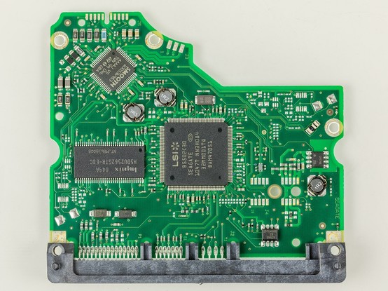 Ungleichmäßig geformte Platine in grün: Controller mit insgesamt 5 ICs unterschiedlicher Größe
