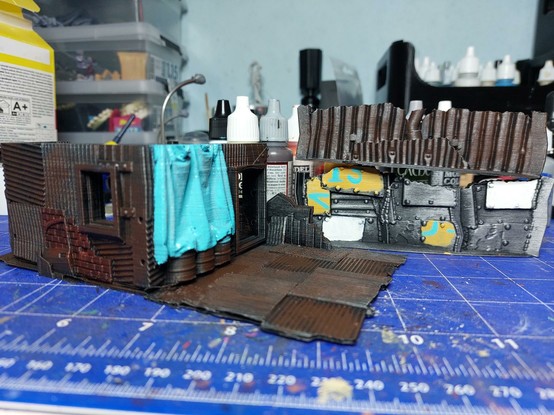 First floor of an Orc Shanty and two scrap barriers in metalic and Brown