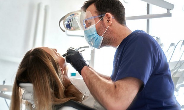 Dentista taladrando los dientes del paciente. (Getty Images)
